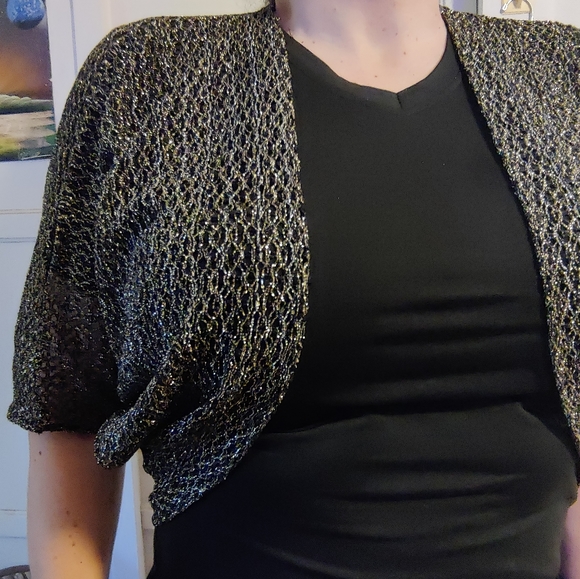 Black & Gold Scalloped short Sleeves with open front. - Picture 7 of 9